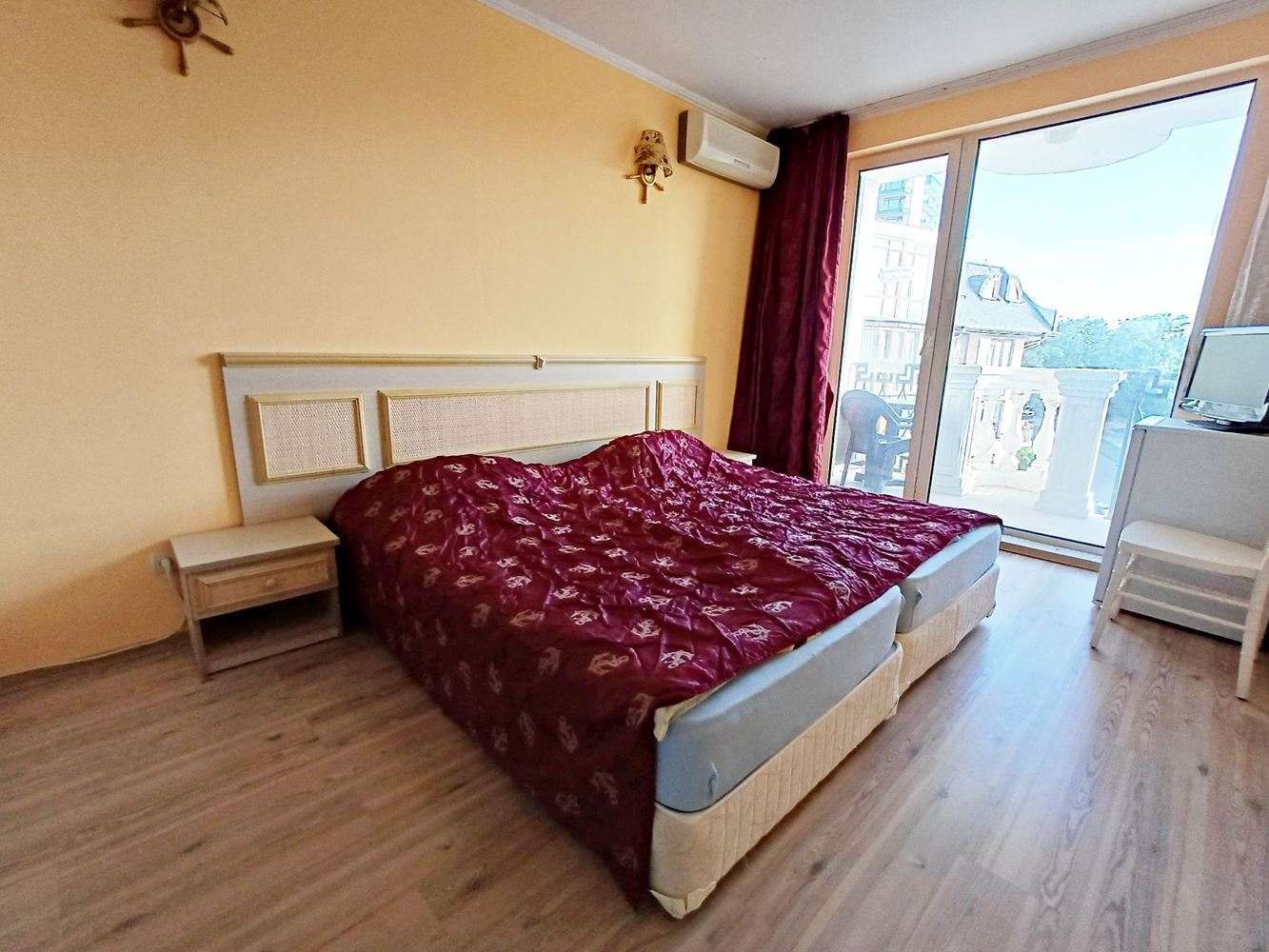 Elegantní apartmán s jednou ložnicí pouhých 100 metrů od pláže v prestižním komplexu na Slunečném pobřeží