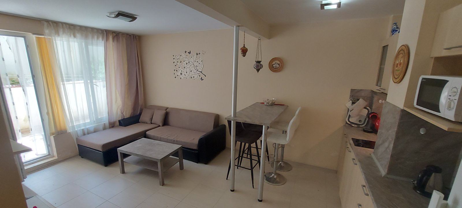 Útulný apartmán u moře s prostornou terasou a nízkým poplatkem za údržbu mezi Slunečným pobřežím a Sveti Vlas
