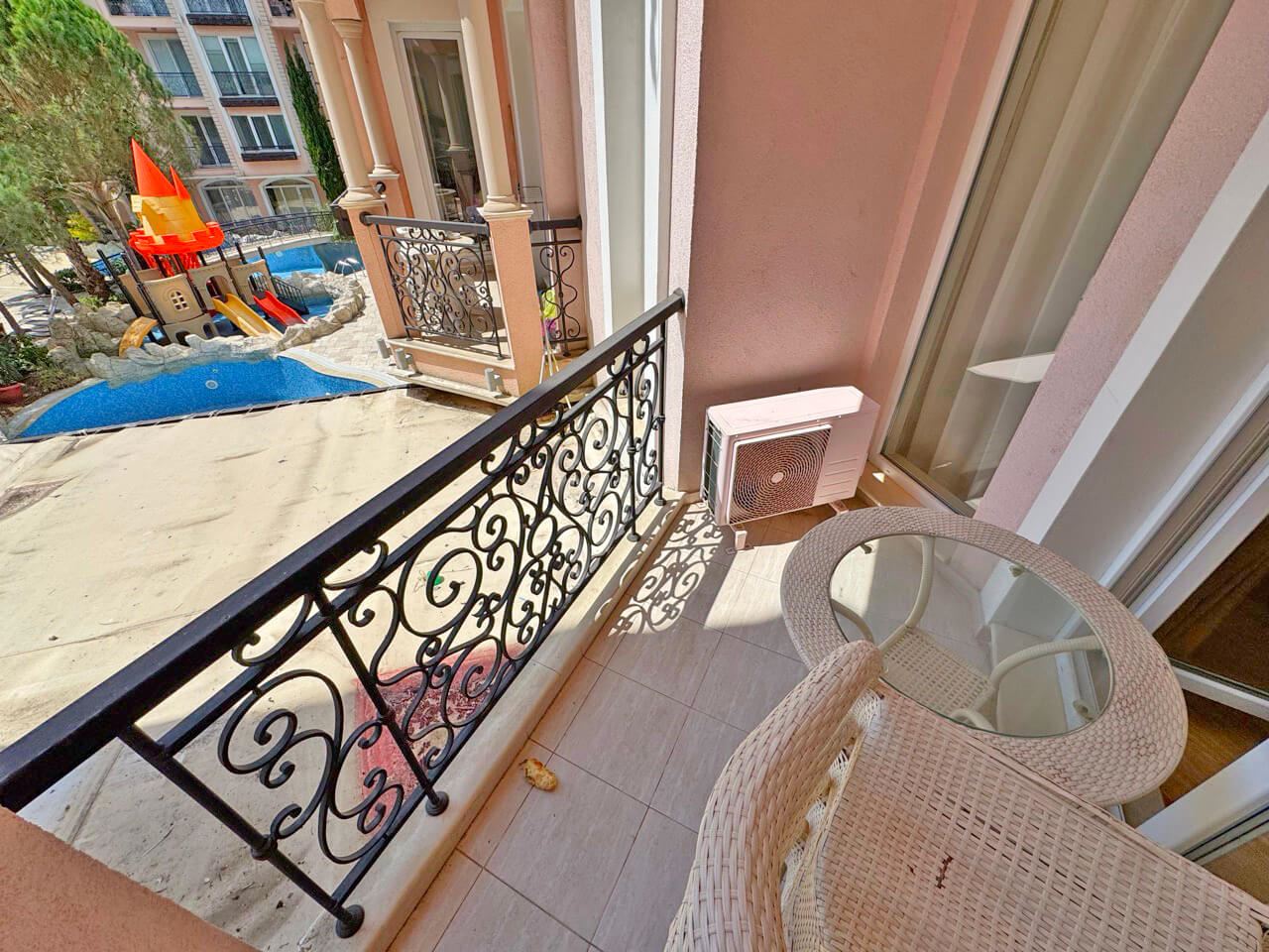 Elegantní apartmán s jednou ložnicí s výhledem na bazén v luxusním komplexu na Slunečném pobřeží