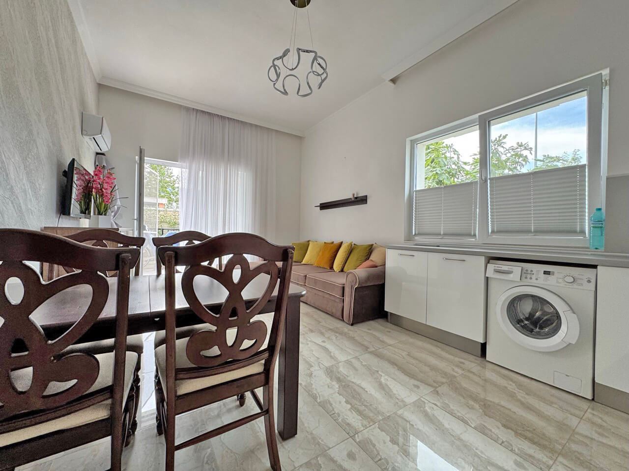 Prostorný apartmán s jednou ložnicí, velkou terasou a výhledem na bazén na Slunečném pobřeží
