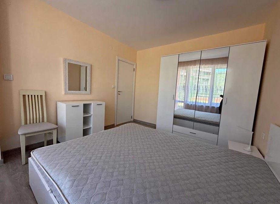 Apartmán v první linii u moře v Elenite – kompletní rekonstrukce, elektřina pro běžné bydlení a přímý přístup na pláž
