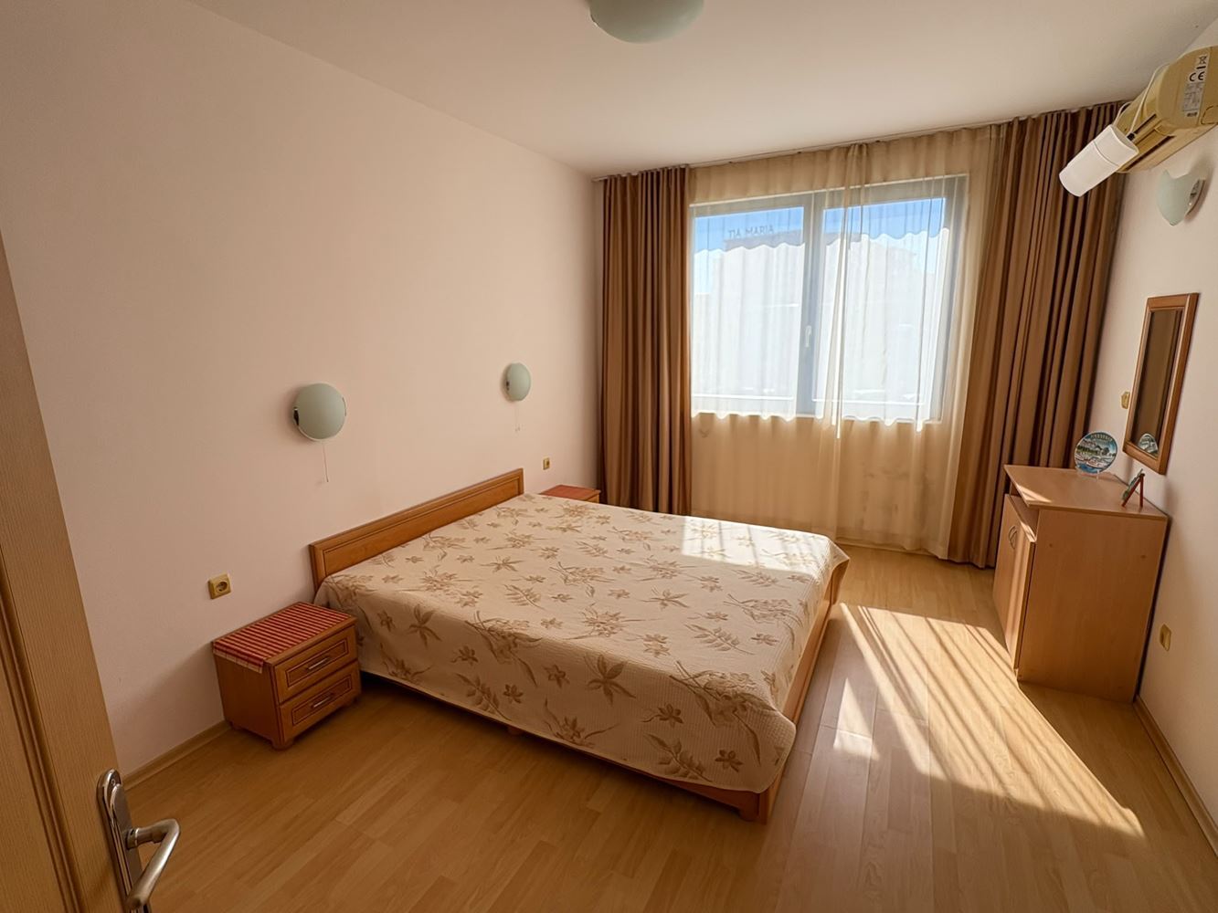 Apartmán s jednou ložnicí ve Slunečném pobřeží – komfort v komplexu s bazény a vodními skluzavkami