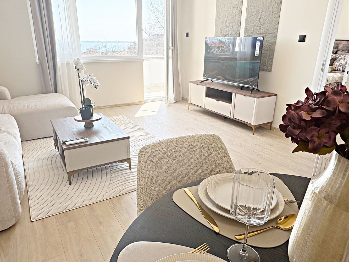 Dvě nezávislé bytové jednotky s výhledem na moře v centru Sveti Vlas – designový interiér a vlastní parkovací místo