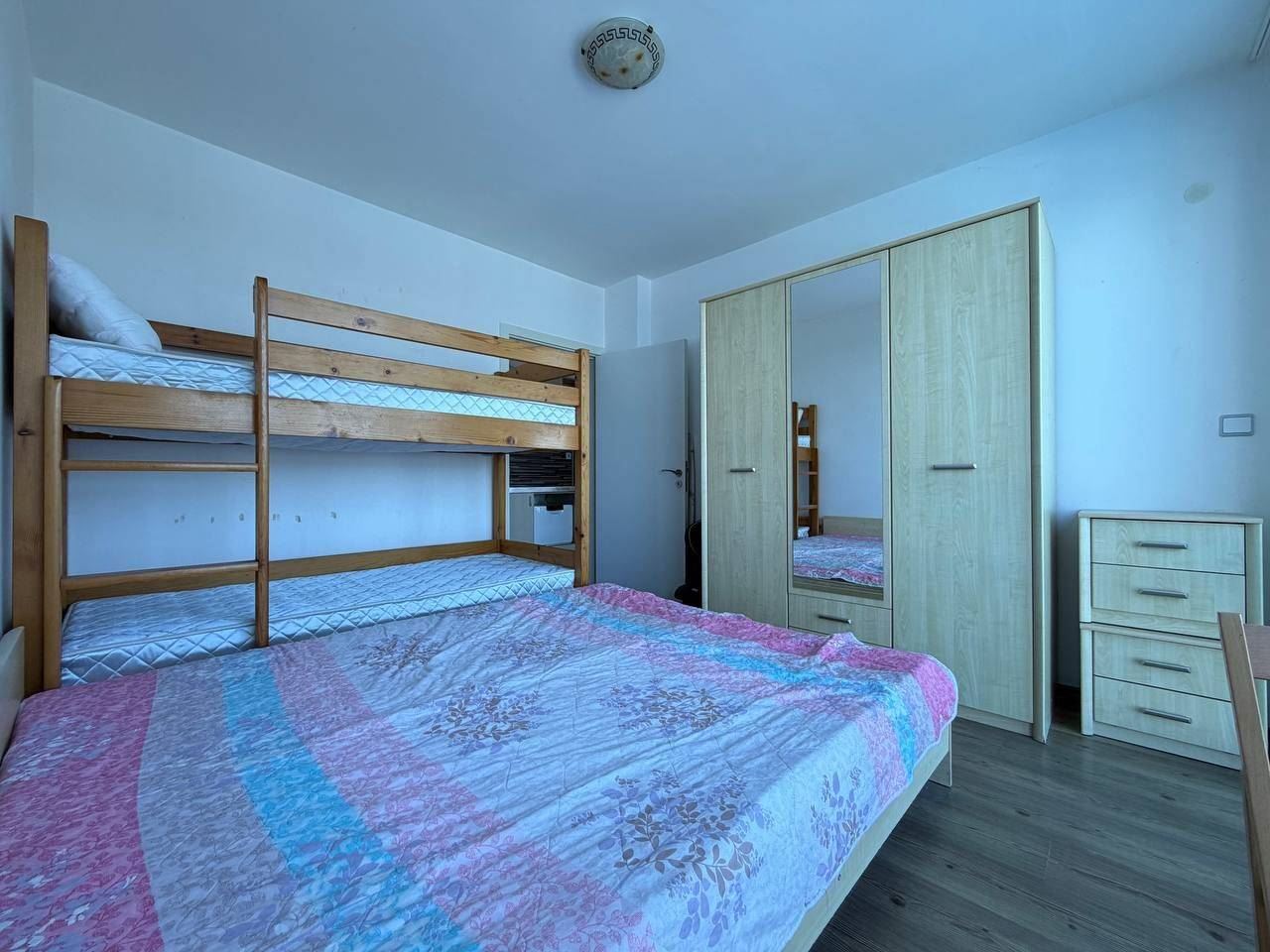 Apartmán s jednou ložnicí v první linii u moře v Pomorie – panoramatický výhled na moře a bazén