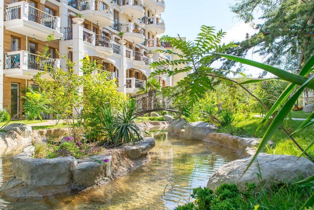 Atraktivní apartmán s jednou ložnicí obklopený zelení v klubovém komplexu v Sunny Beach