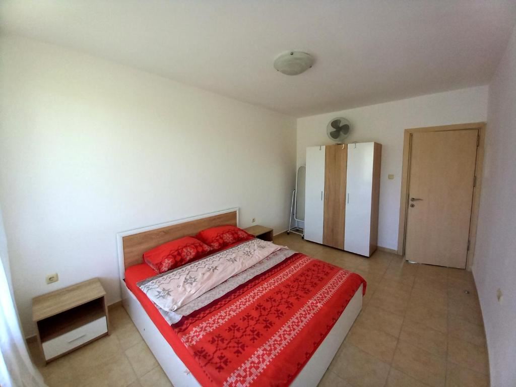 Prostorný apartmán se dvěma ložnicemi a panoramatickým výhledem na moře ve Svatém Vlasu – komfort, klid a výborná lokalita