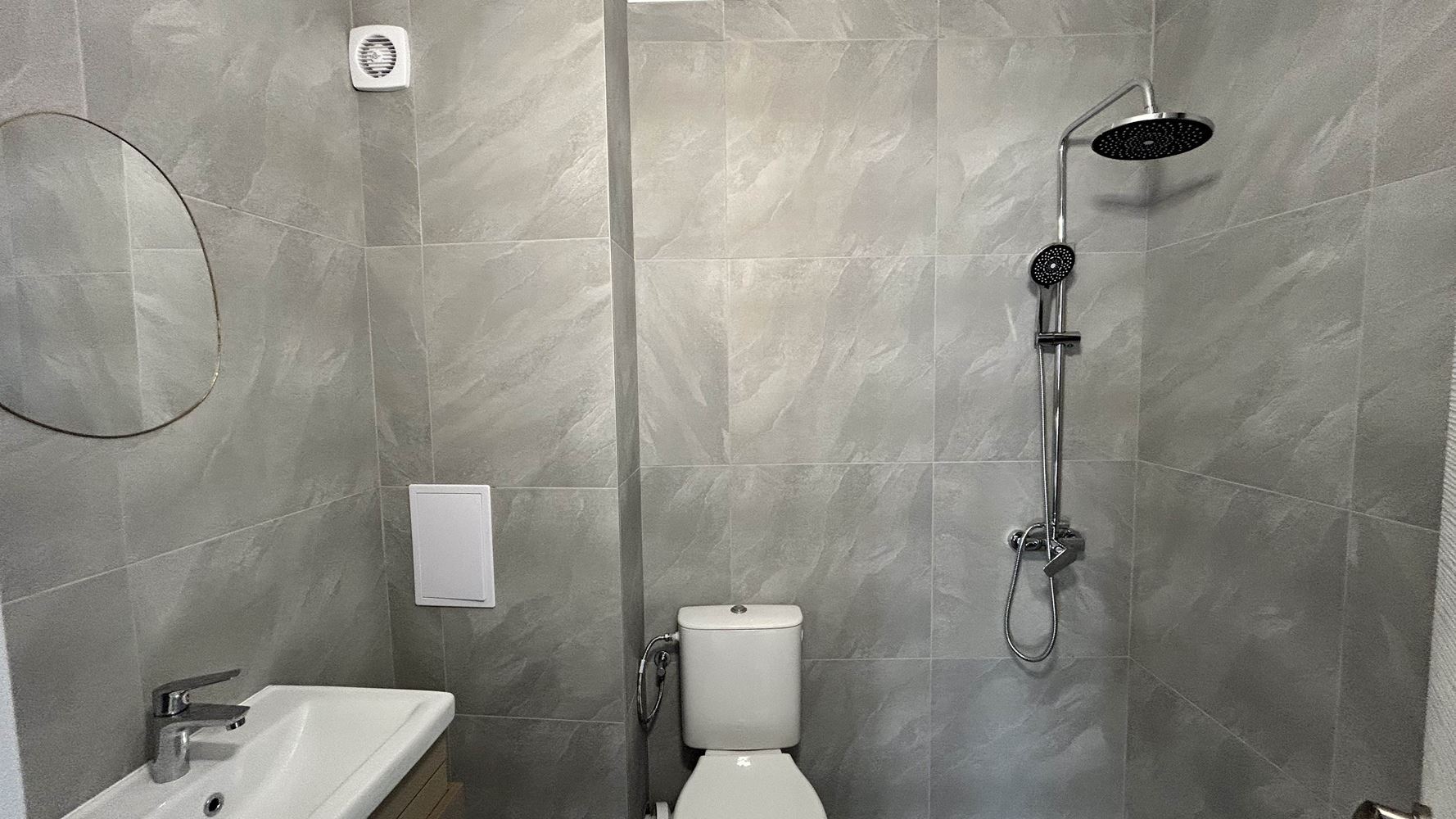 Elegantní byt se dvěma ložnicemi a panoramatickým výhledem na moře v první linii u moře na Slunečném pobřeží