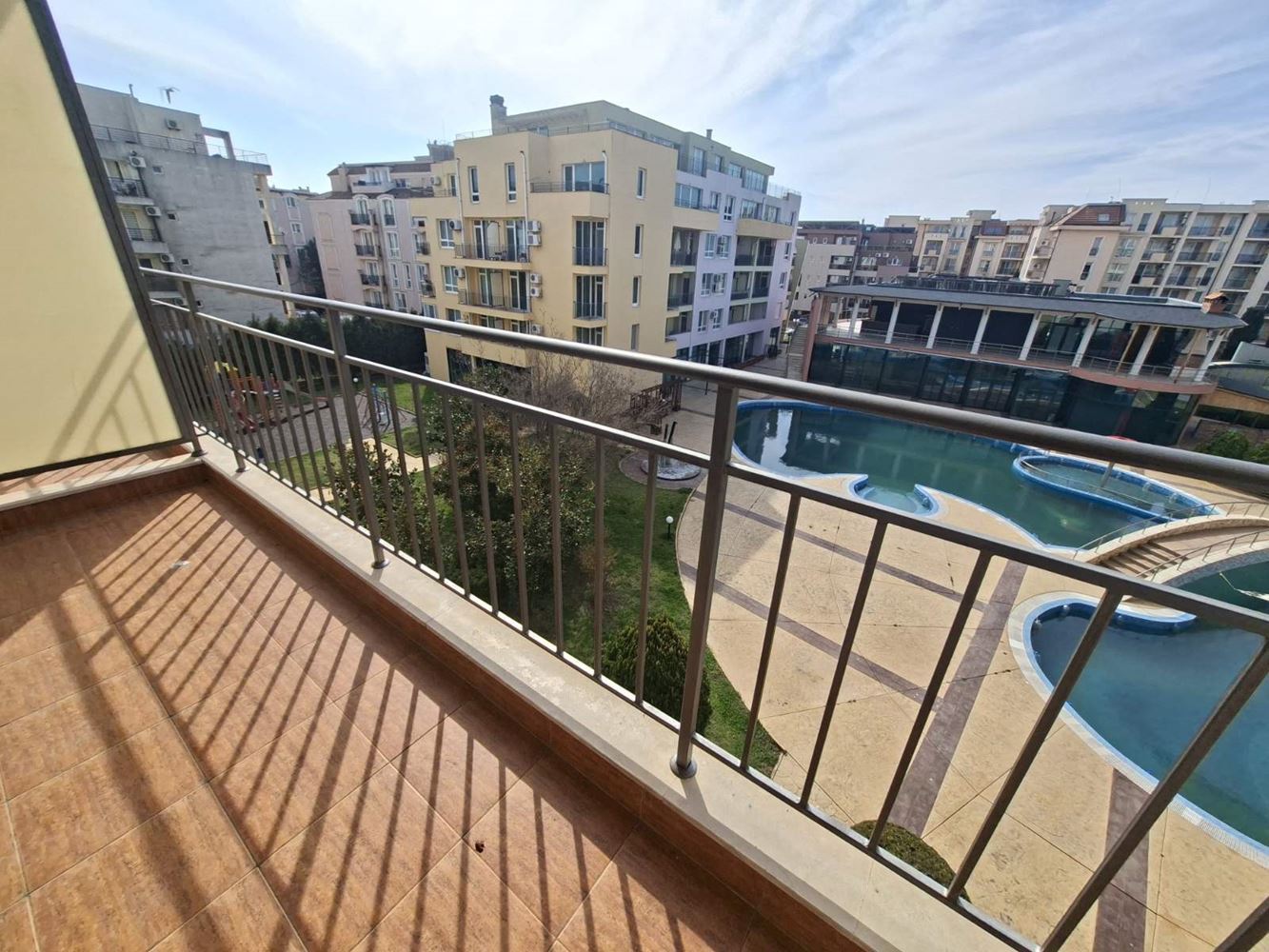 Prostorný byt s jednou ložnicí s kompletní resortní infrastrukturou v Slunečném pobřeží