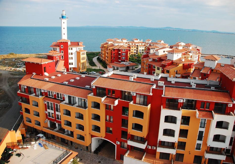 Apartmán na první linii s panoramatickým výhledem na moře a kompletním zázemím – Aheloy