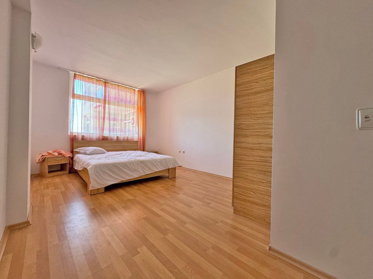 Slunný a prostorný apartmán s jednou ložnicí a výhledem na moře v Slunečném pobřeží