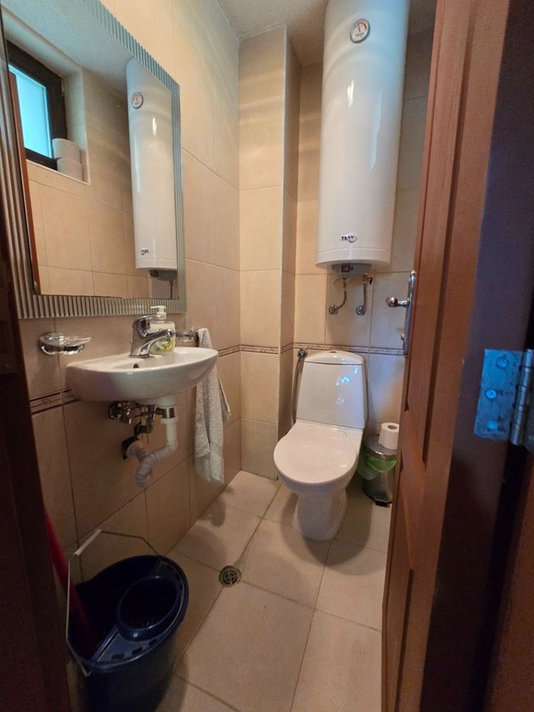 Prostorný apartmán se dvěma ložnicemi v moderním komplexu s bazény a výbornou infrastrukturou – připravený k nastěhování nebo investici
