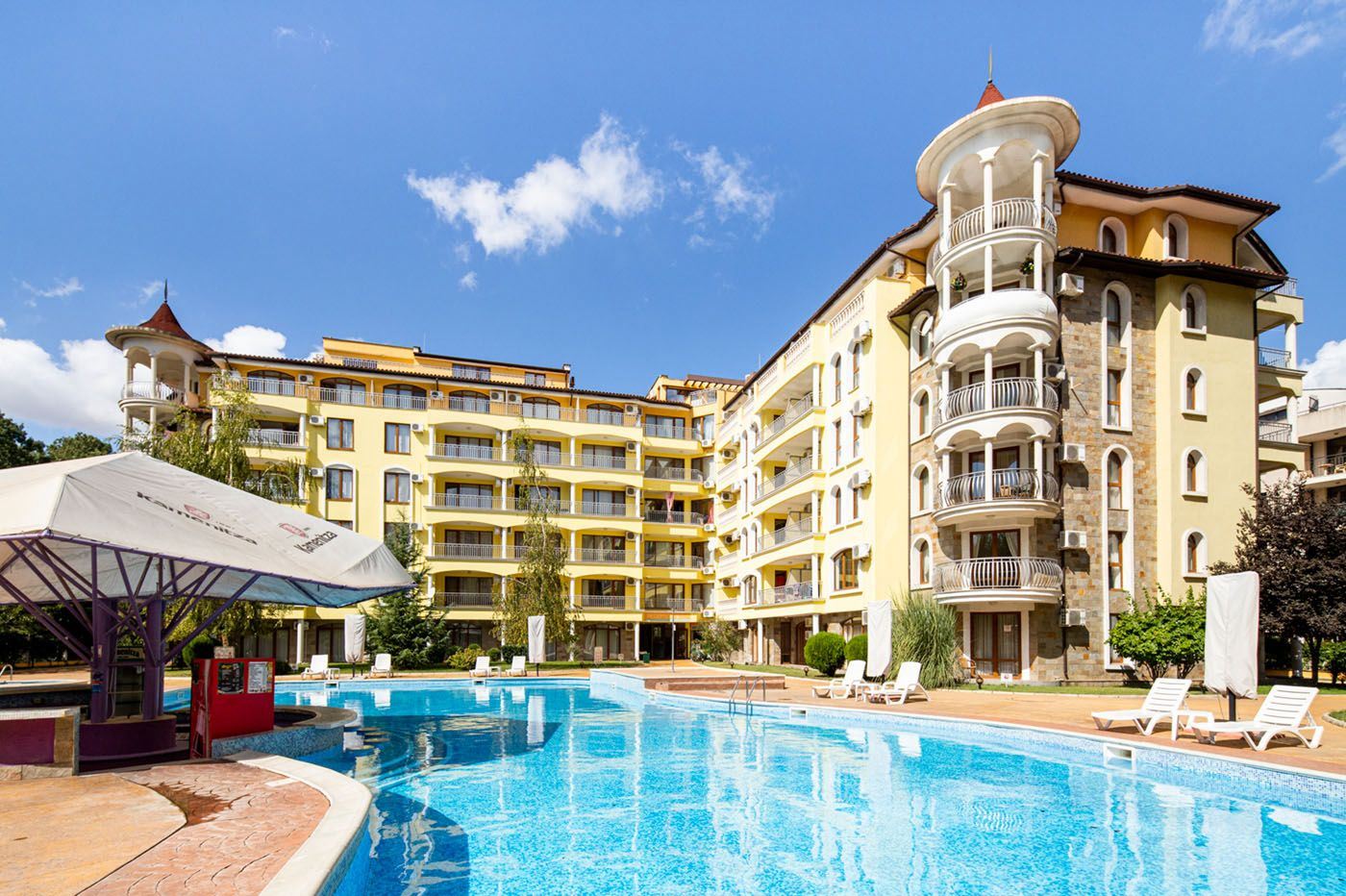 Prostorný třípokojový byt v nejvyšším patře v Slunečném pobřeží — komfort, styl a zelená harmonie u moře