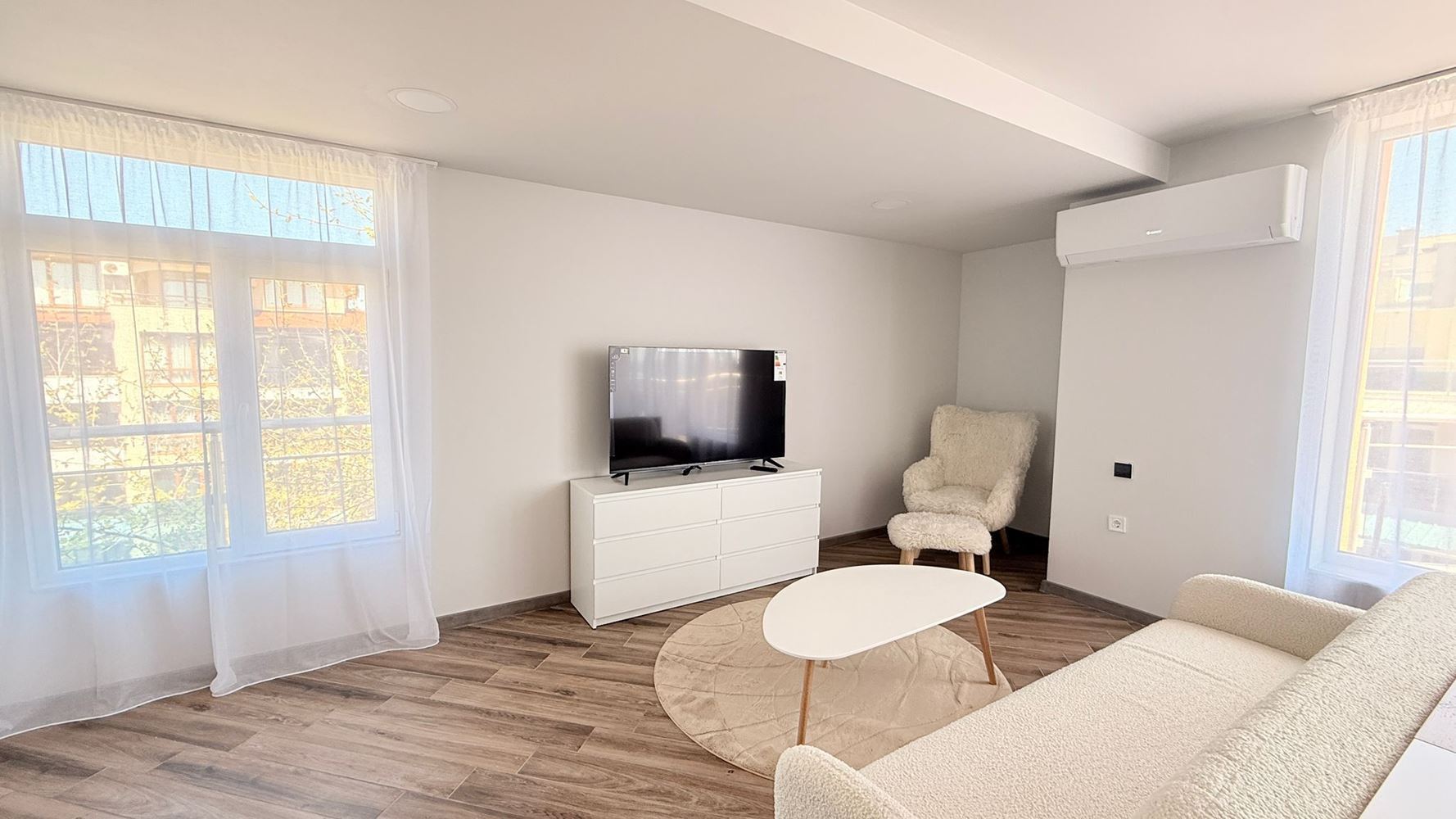 Luxusní apartmán se třemi ložnicemi na první linii v Ravdě – prostor, prestiž a úchvatné mořské panorama