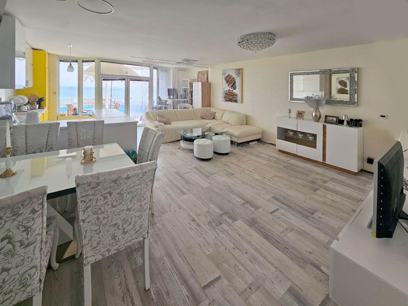 Luxusní třípokojový apartmán s výhledem na moře na první linii v Ravdě – 114 m², dvě terasy a maximální komfort