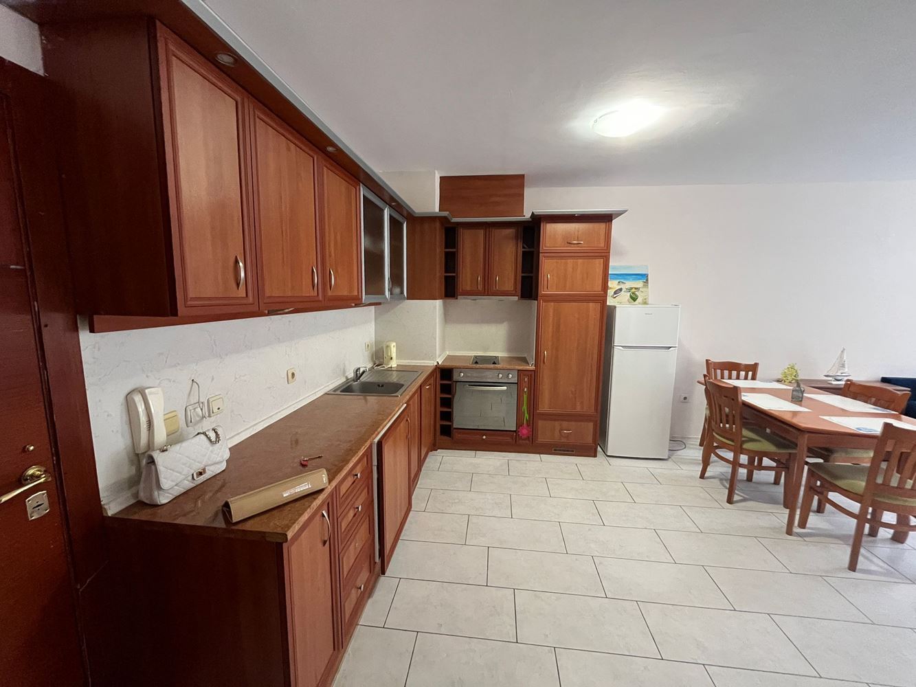 Skvělý apartmán s jednou ložnicí v srdci Nesebaru s velkou terasou a krásným výhledem