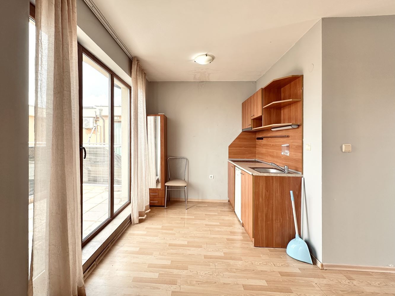  Prostorné studio s působivou panoramatickou terasou na Slunečním pobřeží