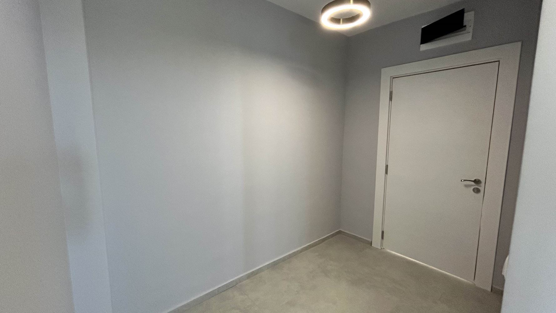Elegantní byt se dvěma ložnicemi a panoramatickým výhledem na moře v první linii u moře na Slunečném pobřeží