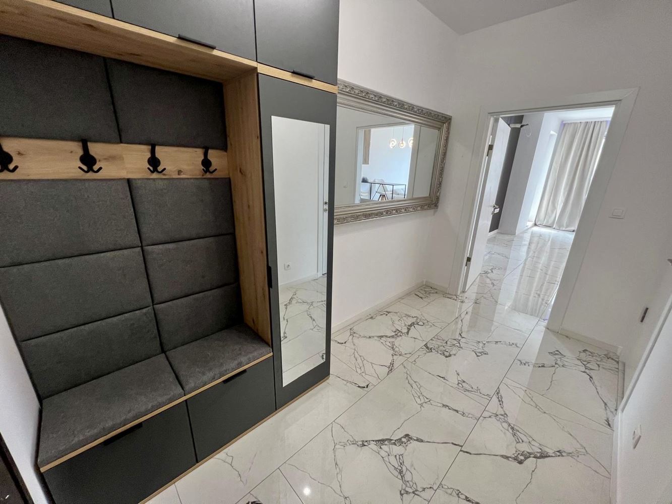 Moderní apartmán s jednou ložnicí s panoramatickým výhledem v prestižním komplexu – připraven k nastěhování
