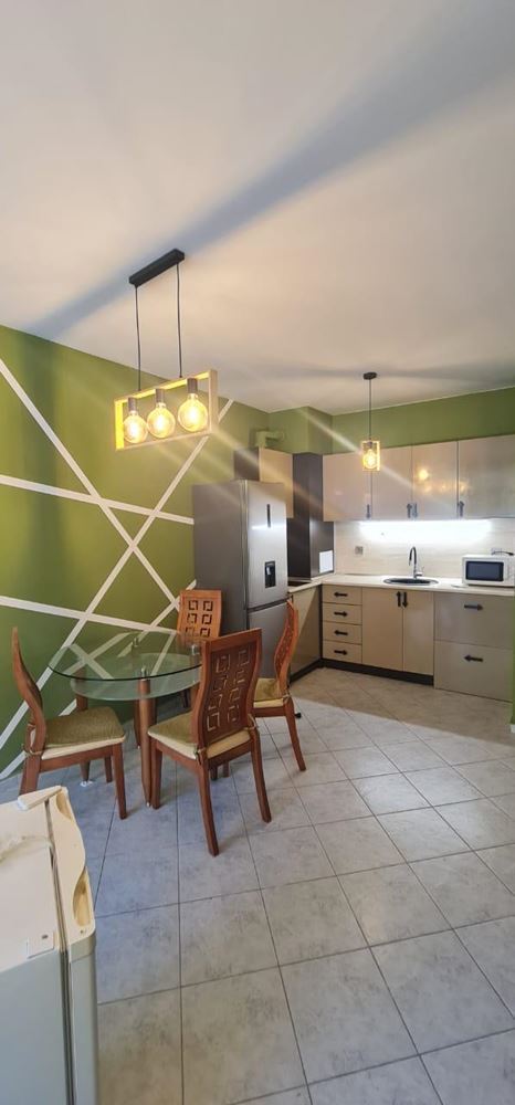 Prostorný apartmán se dvěma ložnicemi s výhledem na bazén na Slunečném pobřeží