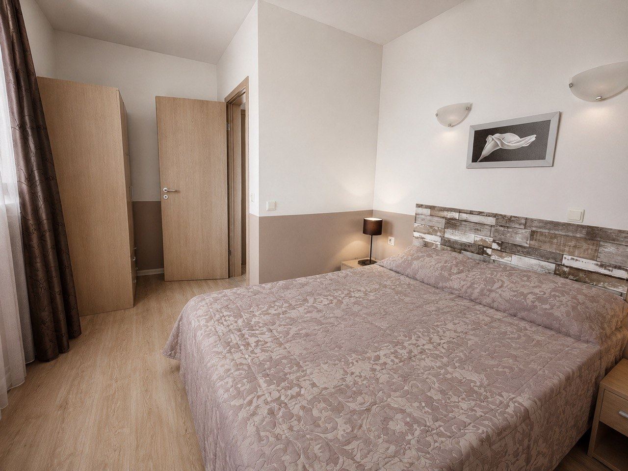 Apartmán s jednou ložnicí s výhledem na moře v Černomorci – krásná nemovitost v komplexu 200 metrů od pláže