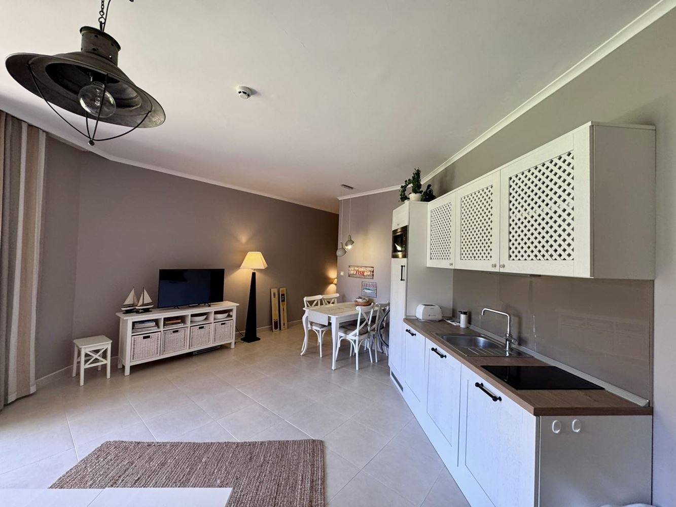 Luxusní byt s jednou ložnicí v prestižním komplexu na první linii – komfort, styl a nekonečné vybavení