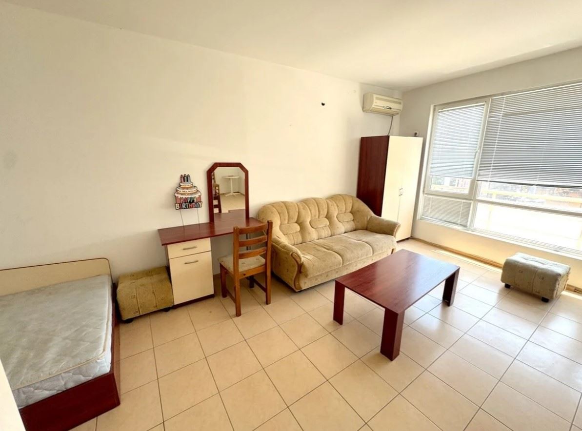 Apartmán s jednou ložnicí 300 metrů od pláže v Slunečném pobřeží – skvělá příležitost k rekonstrukci a investici