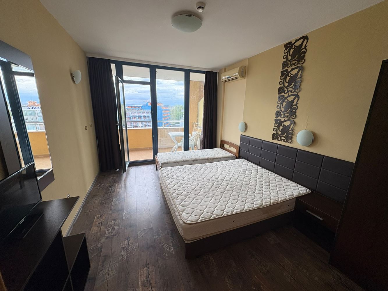 Apartmán se dvěma ložnicemi ve Slunečném pobřeží – prostornost, vybavení a zábava v rekreačním komplexu