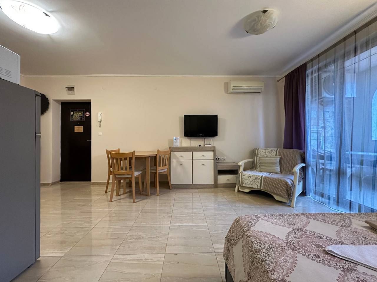 Luxusní apartmán v Nesebaru – vytříbený styl, resortní komfort a vybavení pro celoroční bydlení