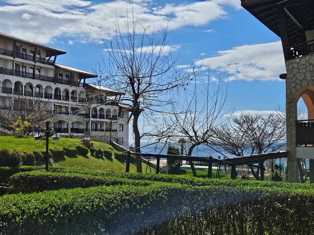 Luxus na první linii – stylový byt s verandou, soukromou zahradou a výhledem na moře ve Sveti Vlas