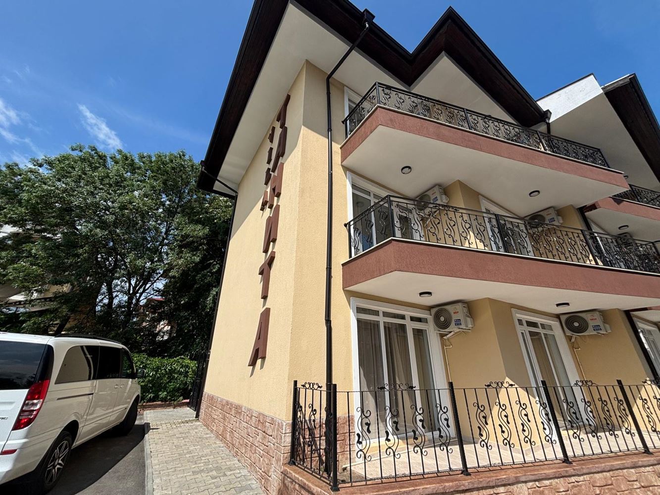 Útulný apartmán s jednou ložnicí v Ravdě – jen 200 m od moře, bez poplatku za údržbu