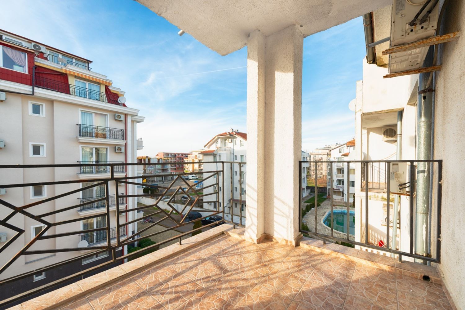 Stylově zrekonstruovaný byt se dvěma ložnicemi v udržovaném komplexu v Slunečném pobřeží – komfort, klid a výborná lokalita