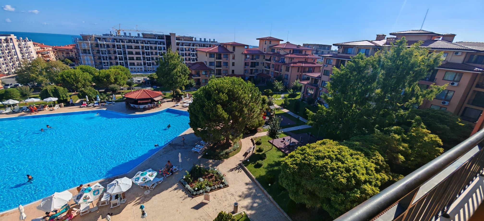 Panoramatický výhled na moře a bazény – prostorný apartmán se dvěma ložnicemi ve Sveti Vlas