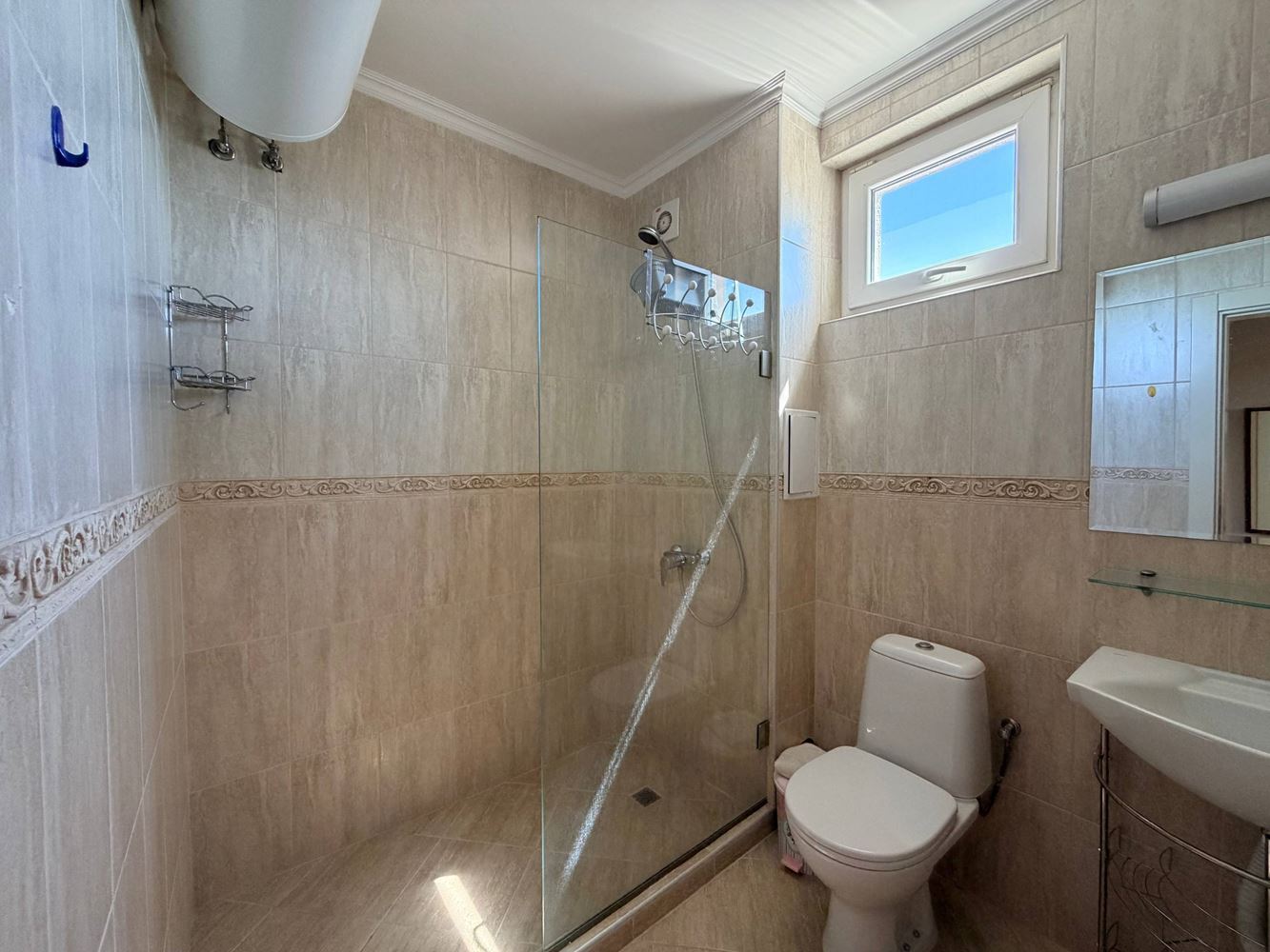 Prostorný apartmán s jednou ložnicí a panoramatickým výhledem na moře v Černomorci – připravený domov u moře