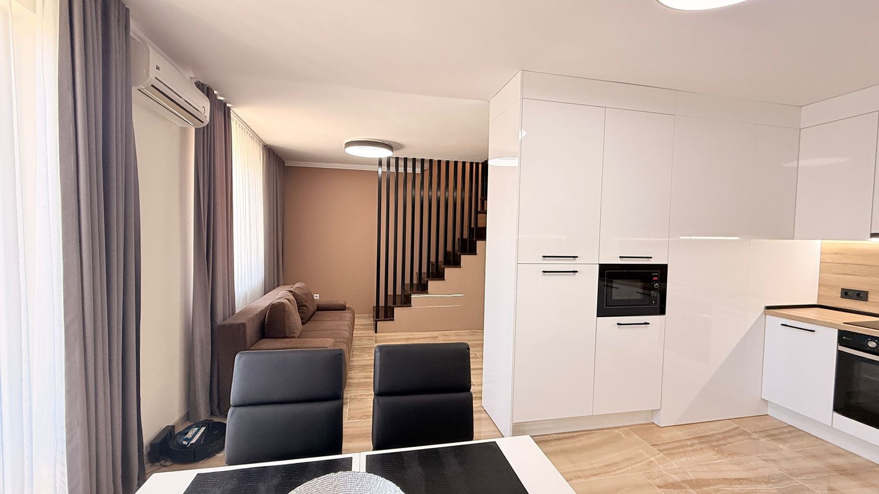 Luxusní mezonet se třemi ložnicemi v srdci Slunečného Pobřeží – prostor, styl a komfort na dvou úrovních