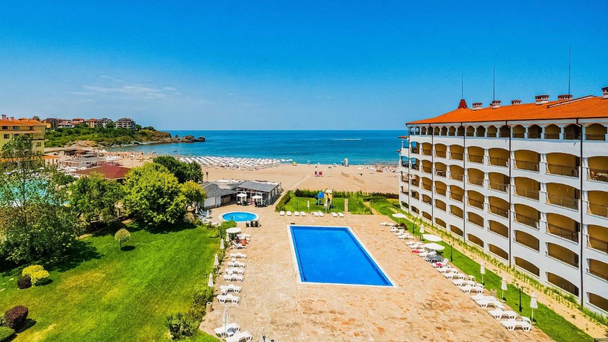 Prostorný byt s jednou ložnicí na první linii u moře v Carevu s kompletním vybavením