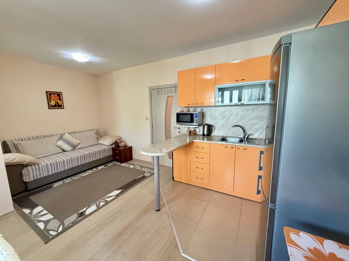 Sarafovo – prostorný apartmán s jednou ložnicí, Aktem 16, minimálním poplatkem za údržbu a kompletním vybavením