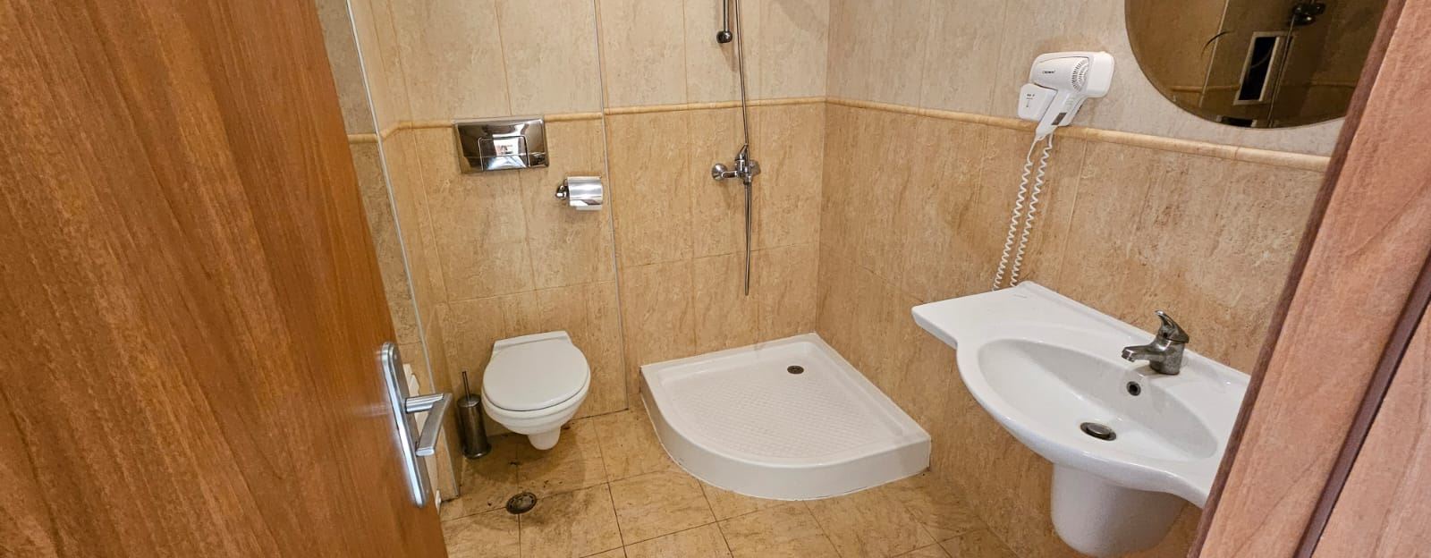 Prostorný apartmán s jednou ložnicí s výhledem na bazén – zařízený, s Aktem 16 a připravený k nastěhování