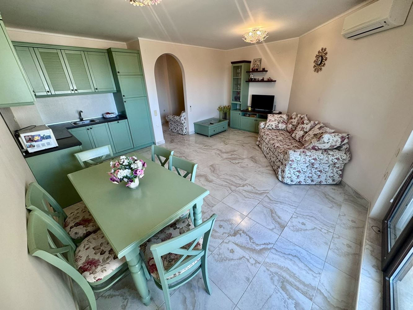 Prostorný třípokojový apartmán s panoramatickým výhledem na moře v prestižním komplexu v Nesebaru – komfort, prostor a působivé výhledy