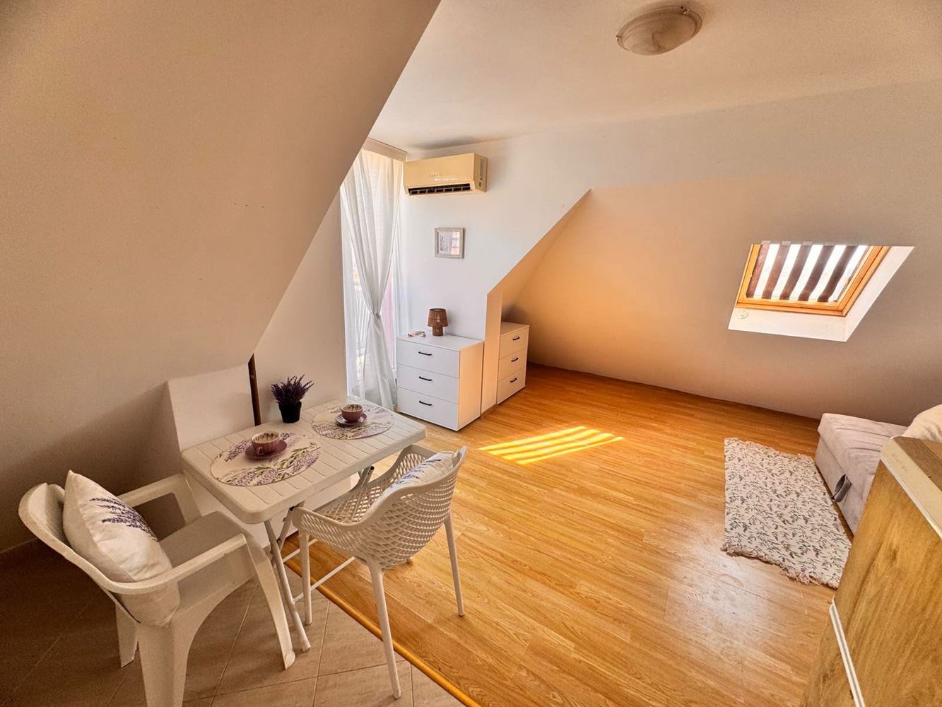 Stylové studio s panoramatickou terasou v Pomorie – nízký poplatek za údržbu, jižní orientace a vynikající lokalita blízko moře