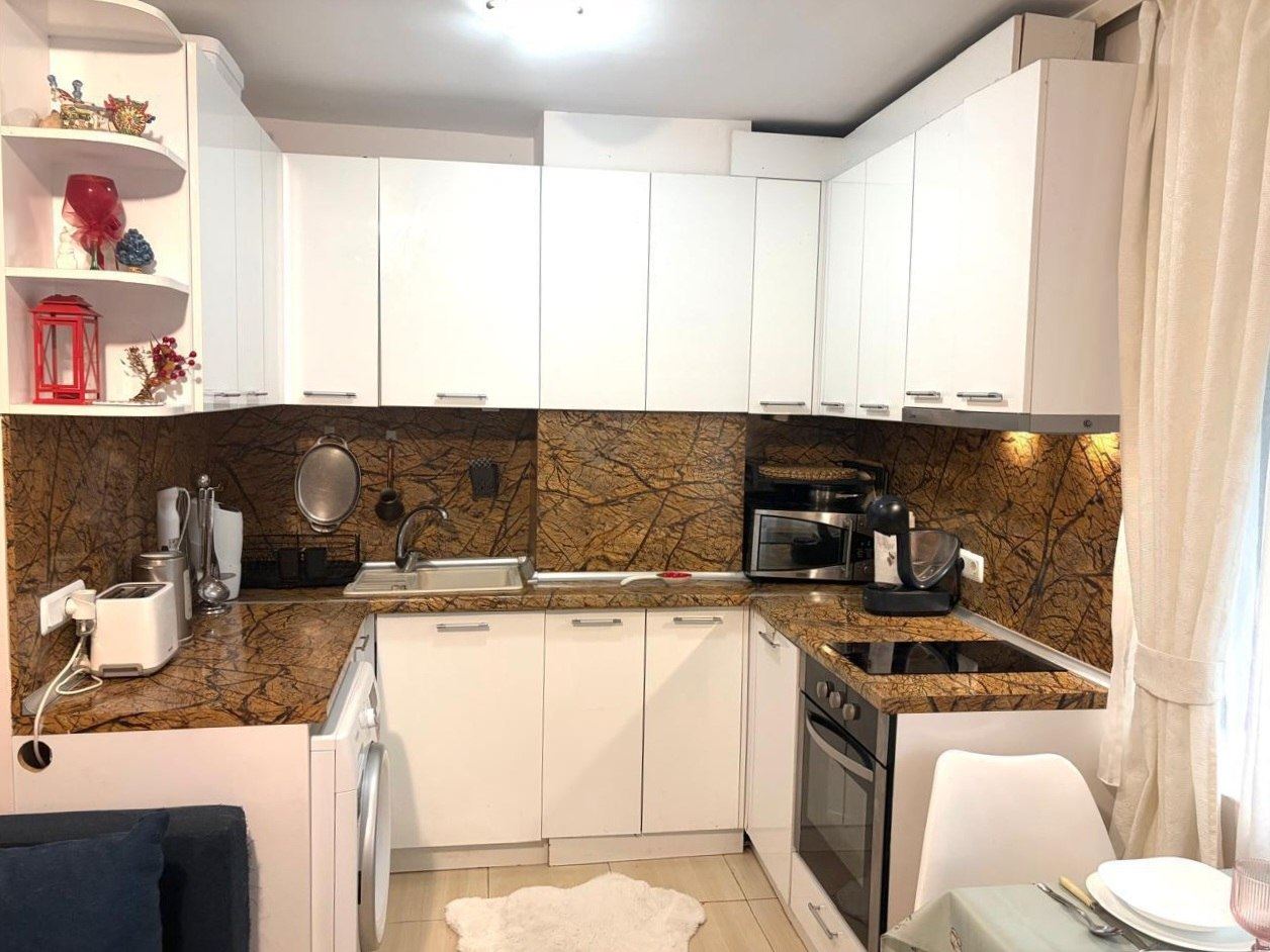 Prostorný apartmán se dvěma ložnicemi a vlastní zahrádkou pouhých 100 metrů od pláže v Nesebaru