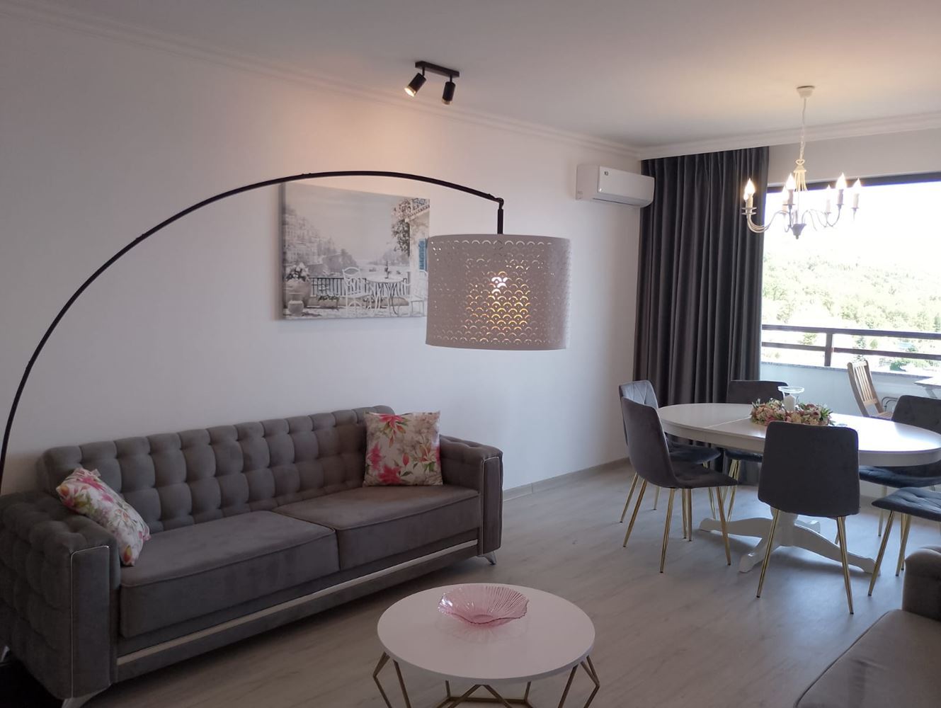 Luxusní třípokojový byt s panoramatickým výhledem na moře a hory v exkluzivním komplexu ve Sveti Vlasu