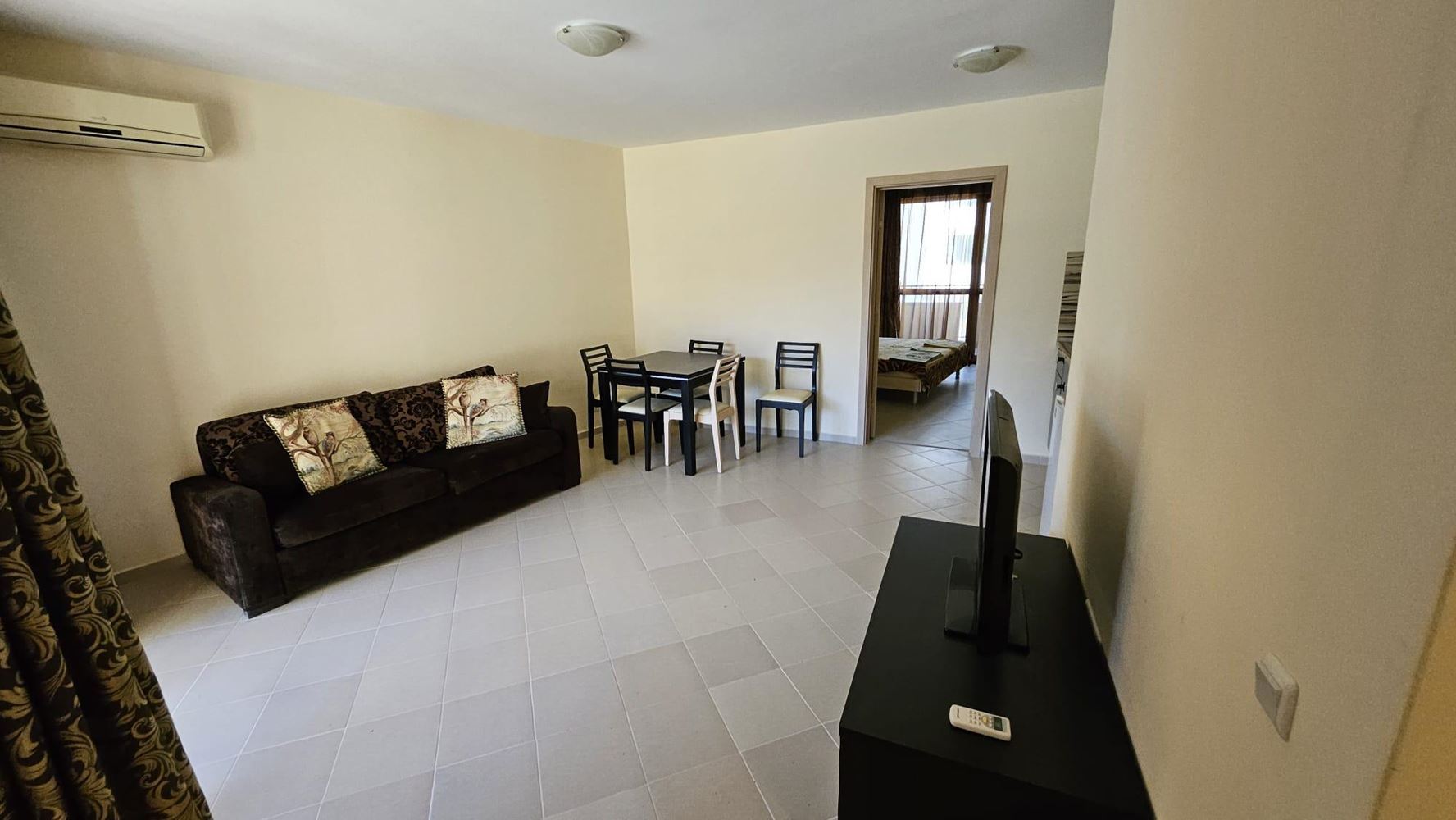 Prostorný apartmán s jednou ložnicí s výhledem na bazén v moderním komplexu na Slunečném pobřeží