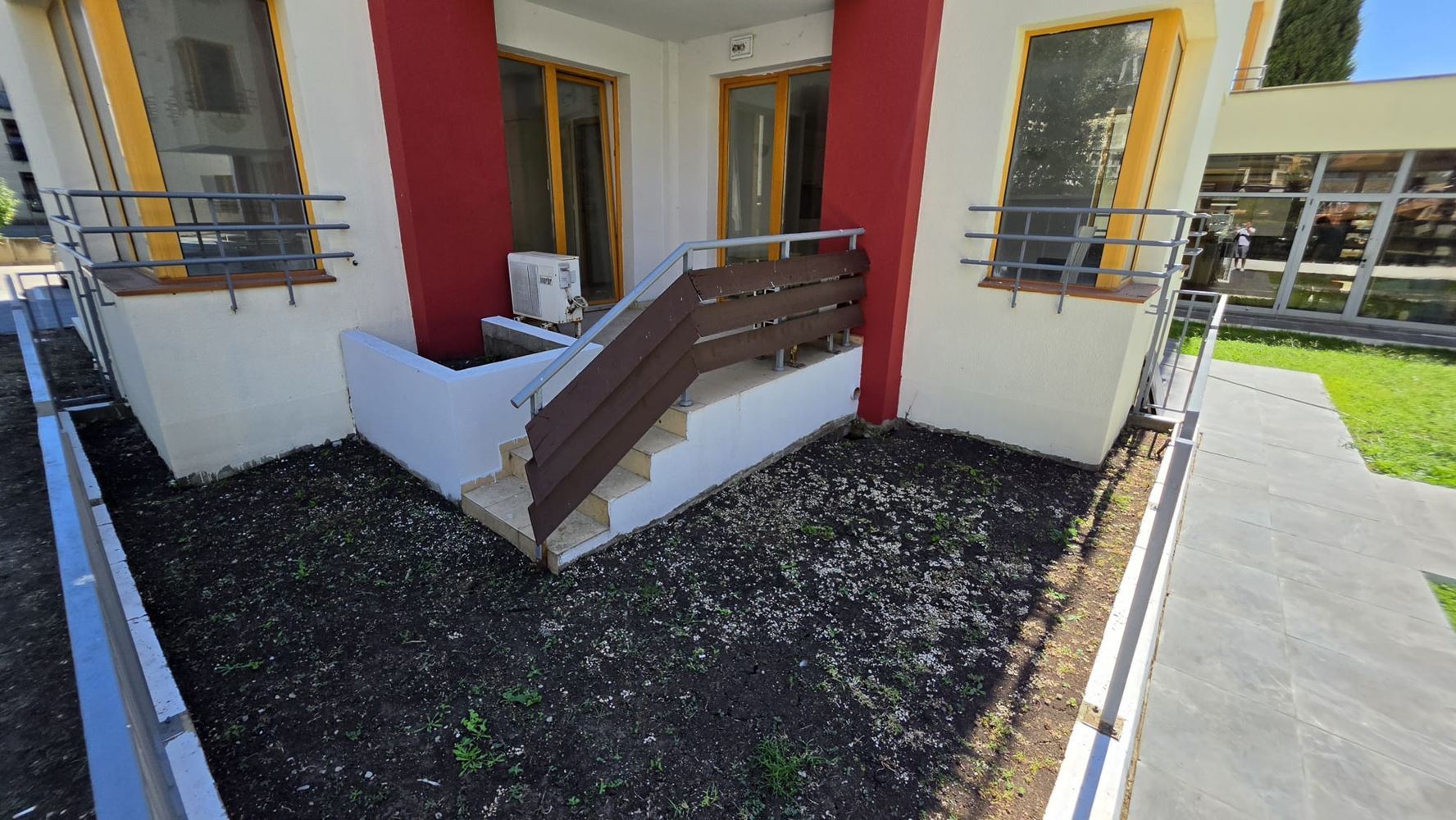Apartmán s vlastní zahrádkou ve Slunečném pobřeží – bez poplatku za údržbu!