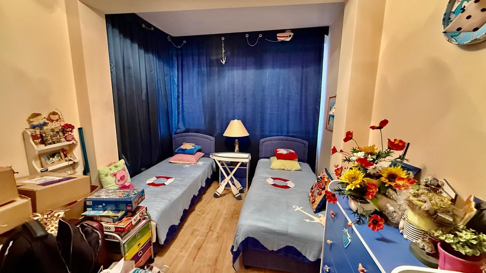 Apartmán se dvěma ložnicemi v první linii u moře v Nesebaru – prostornost, dvě ložnice a moře přímo před komplexem