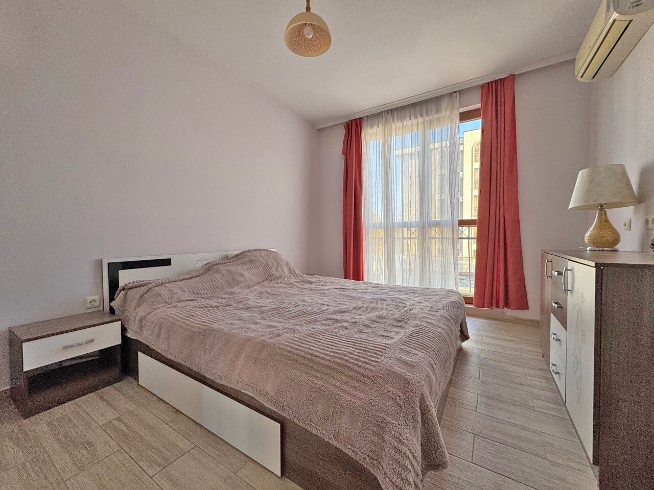 Apartmán se dvěma ložnicemi a výhledem do parku ve Slunečném pobřeží – pohodlí a vynikající vybavení