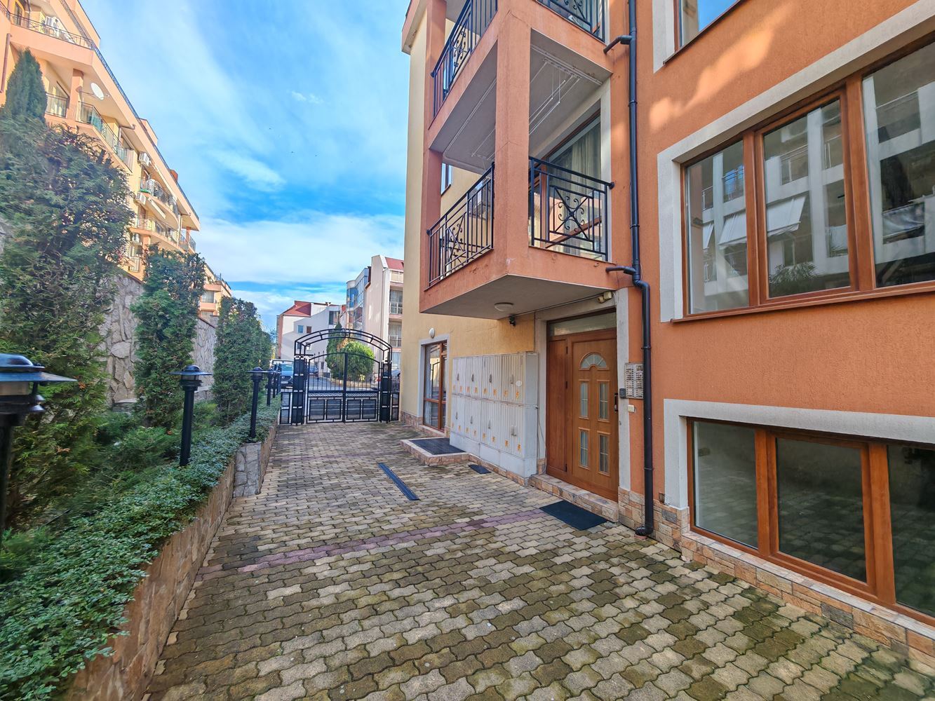 Apartmán se dvěma ložnicemi ve Sveti Vlas s vynikajícím vybavením v uzavřeném komplexu
