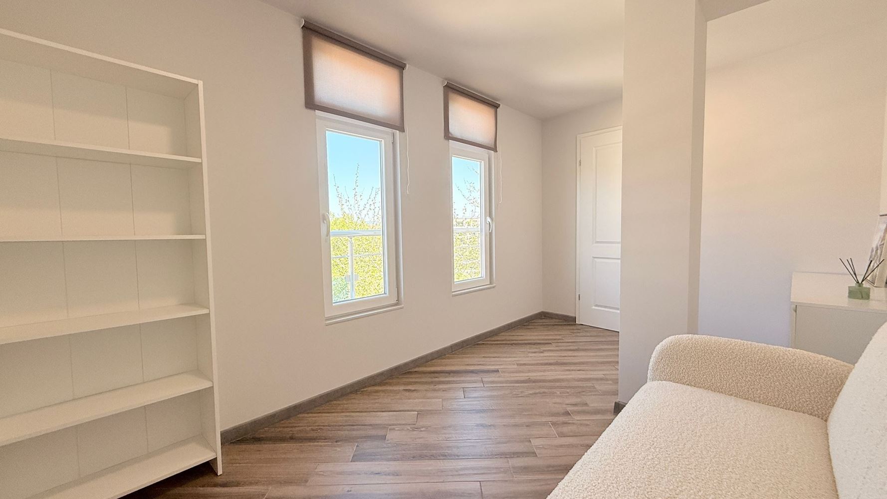 Luxusní apartmán se třemi ložnicemi na první linii v Ravdě – prostor, prestiž a úchvatné mořské panorama