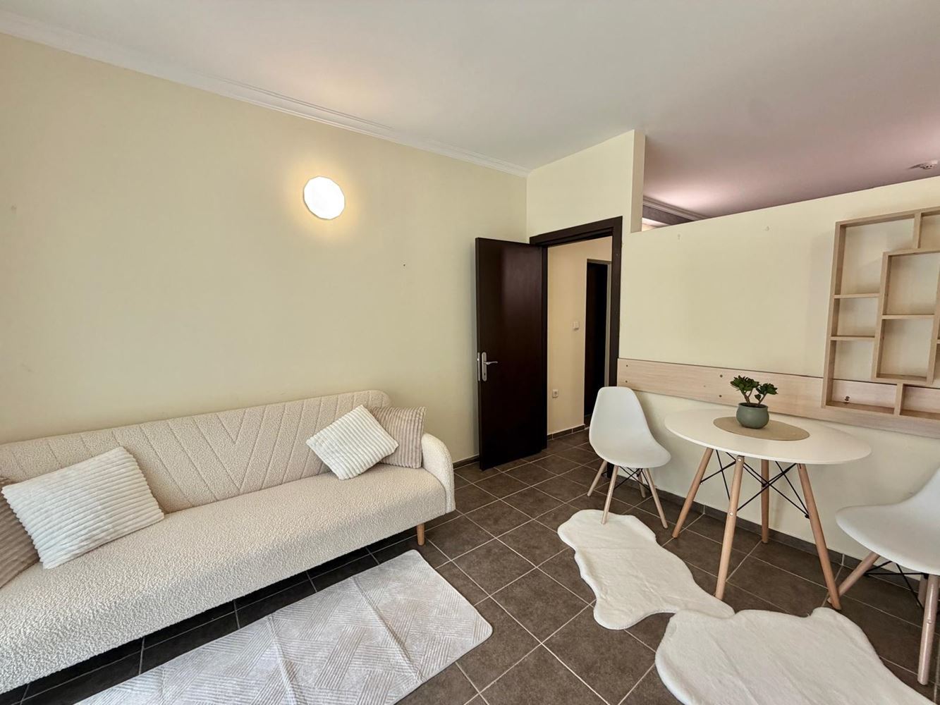 Prostorný apartmán 300 metrů od pláže ve Sveti Vlas – vynikající investice s možností rozdělení na dvě bytové jednotky