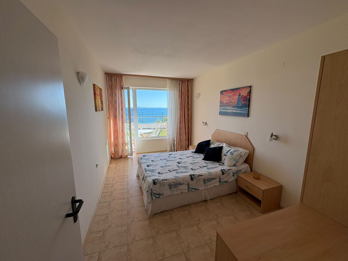 První linie v Sveti Vlas – prostorný apartmán s jednou ložnicí a výhledem na moře