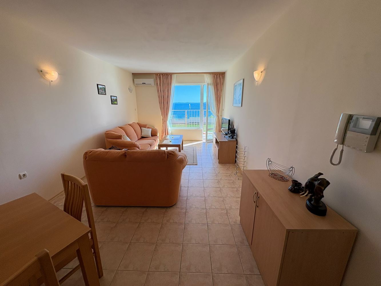 První linie v Sveti Vlas – prostorný apartmán s jednou ložnicí a výhledem na moře